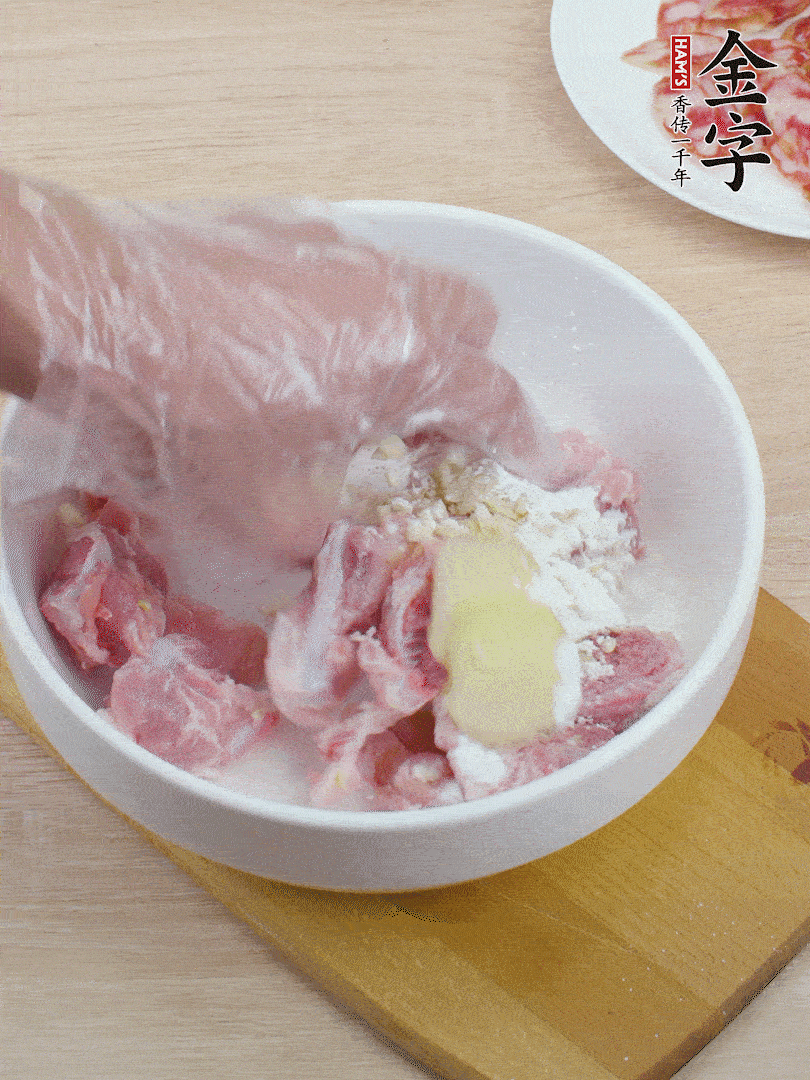 洗凈的小排，加鹽、姜、蒜末、淀粉、胡椒粉抓勻，腌制15分鐘。