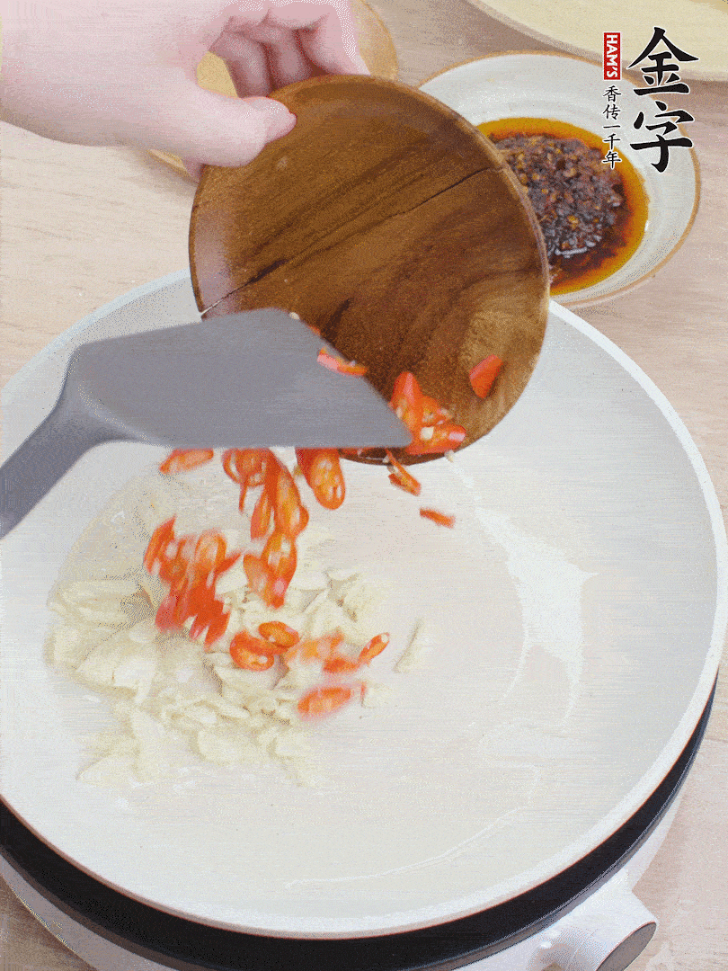 油熱煸香蒜末、辣椒。
