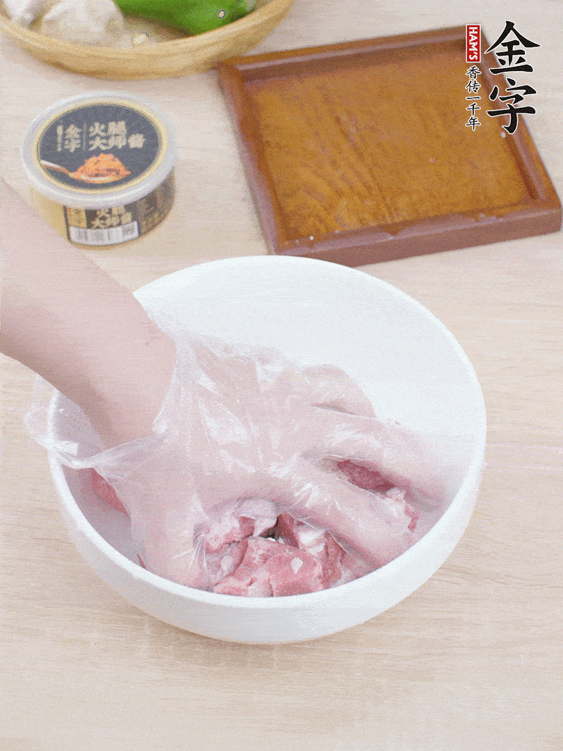 豬小排，加1勺料酒、1勺蠔油、1/3勺白胡椒粉、淀粉，抓拌均勻腌漬30分鐘。青椒去蒂去籽切塊。洋蔥去皮切塊。