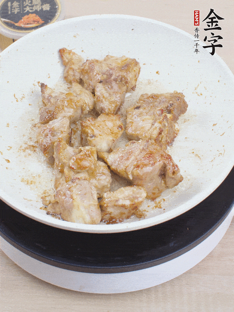 油4成熱，下小排煎炒至邊緣微微發(fā)焦。