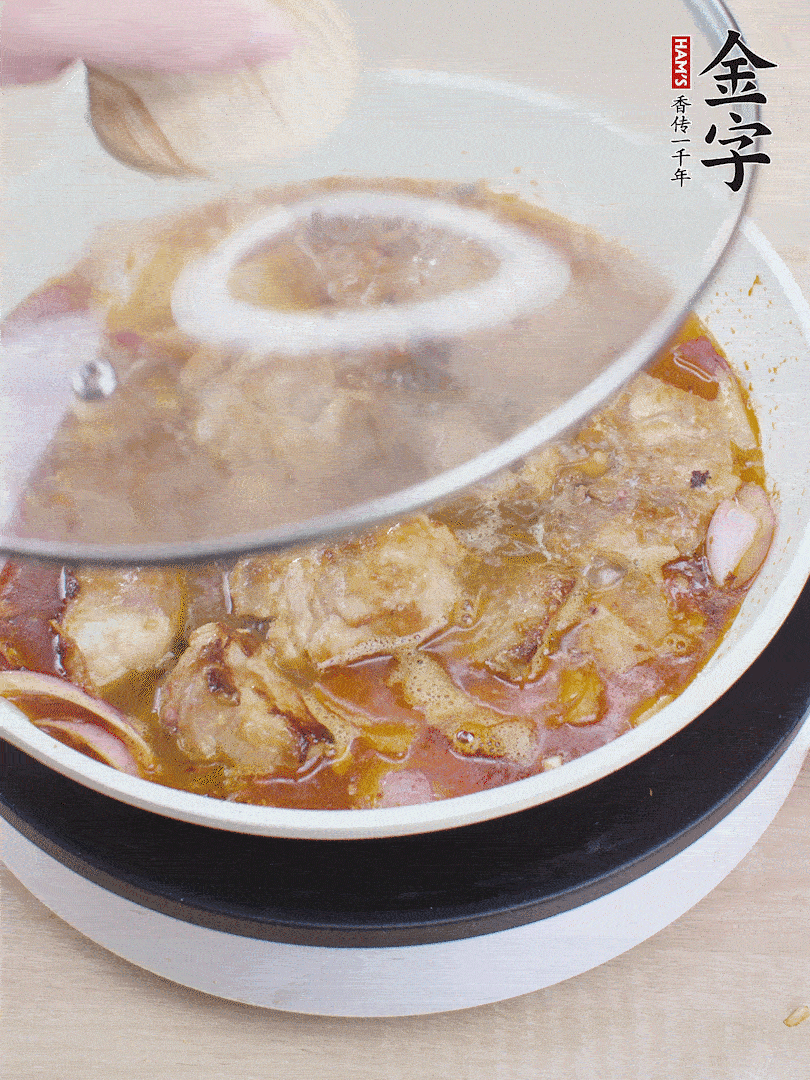 下小排翻炒，加1勺生抽、1點(diǎn)白砂糖和少許水燜2分鐘。