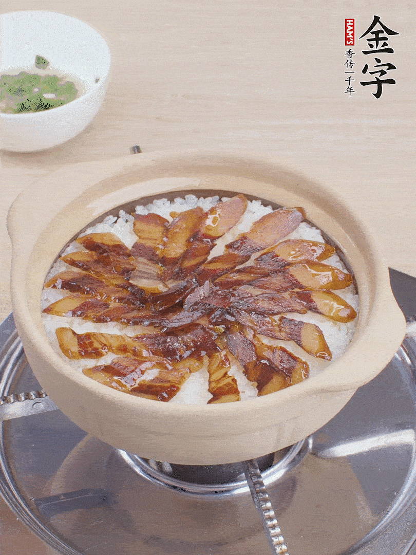 快收水時(shí)，鋪醬油肉，鍋邊淋點(diǎn)油，轉(zhuǎn)動(dòng)砂鍋，燜煮2分鐘。