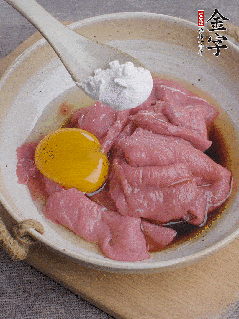 牛肉切片，雞蛋1個、水2勺、料酒1/2勺、生抽1/2勺、生粉1勺腌15分鐘。