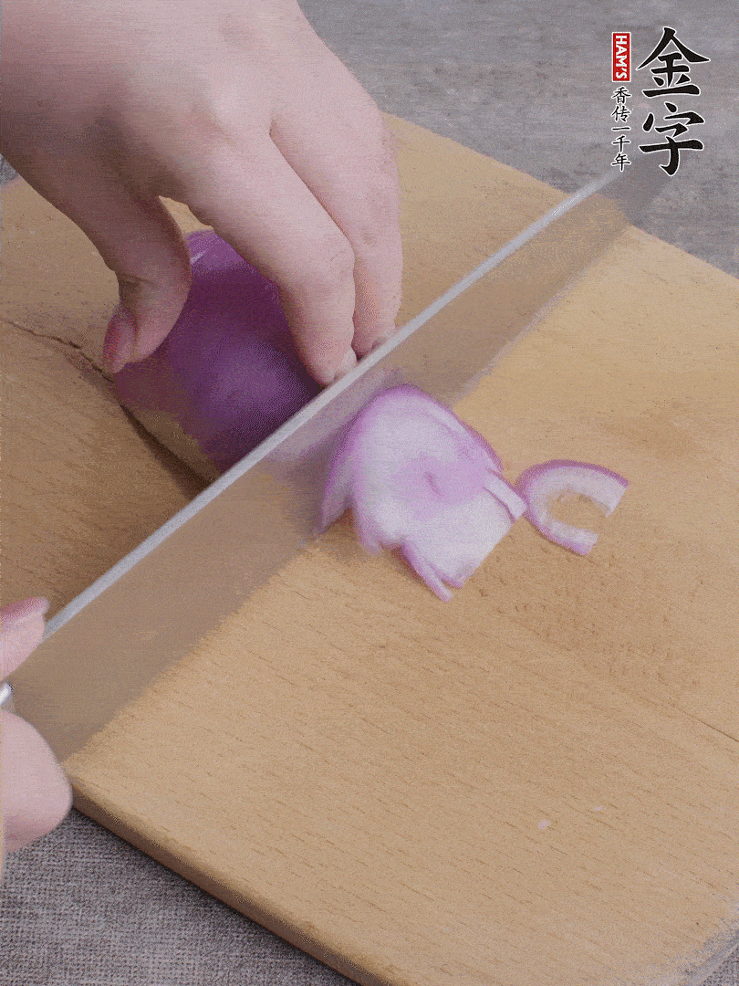 洋蔥切絲、蔥切段。
