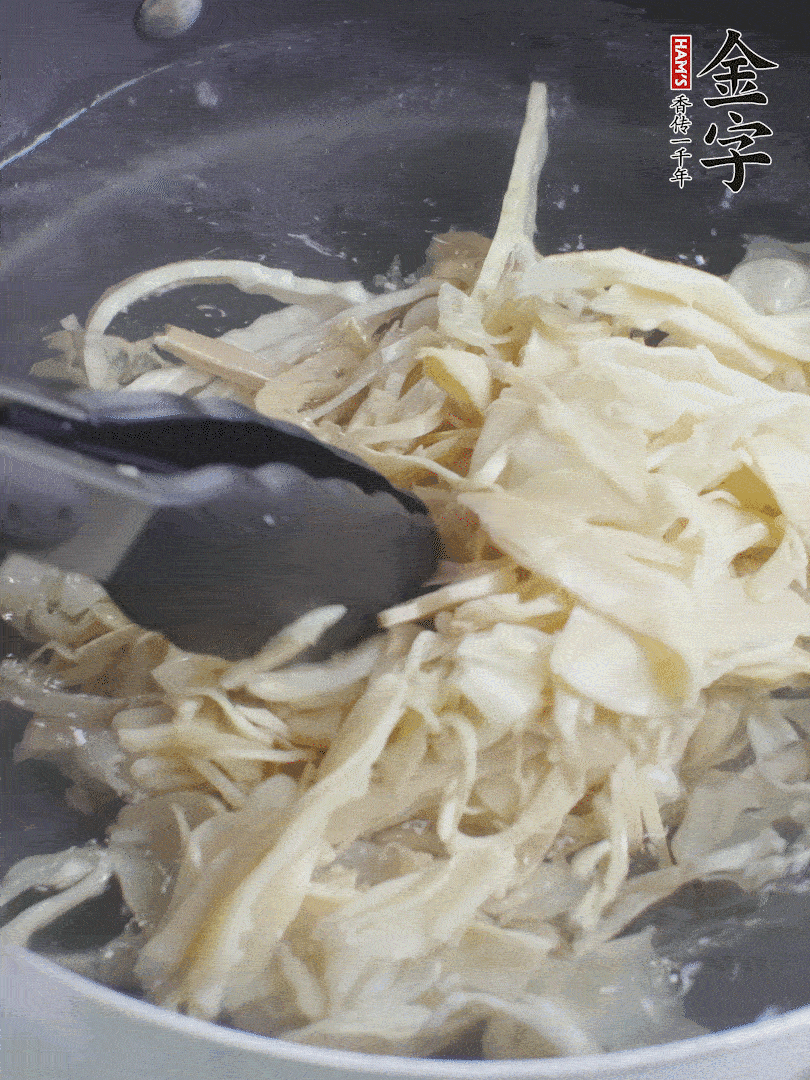 糯米筍焯水1分鐘，過涼水，擠干水份。