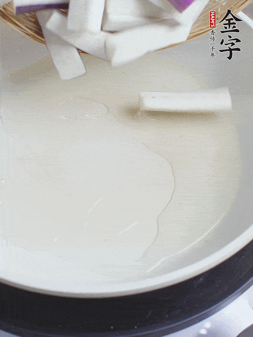 杭茄洗凈去蒂，縱向剖成4份，切成長10cm左右的段。白洋蔥切絲?？谀⑾磧羧サ舯＜t椒切菱形片。