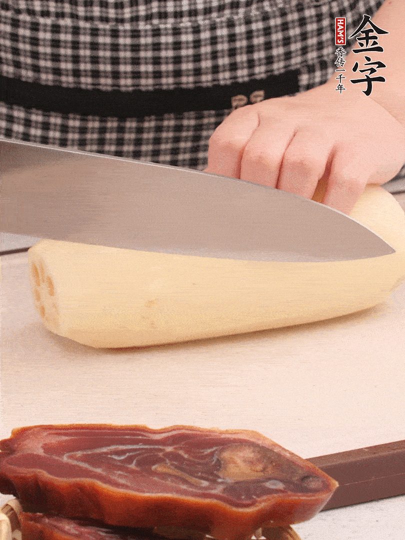 蓮藕削皮切塊。