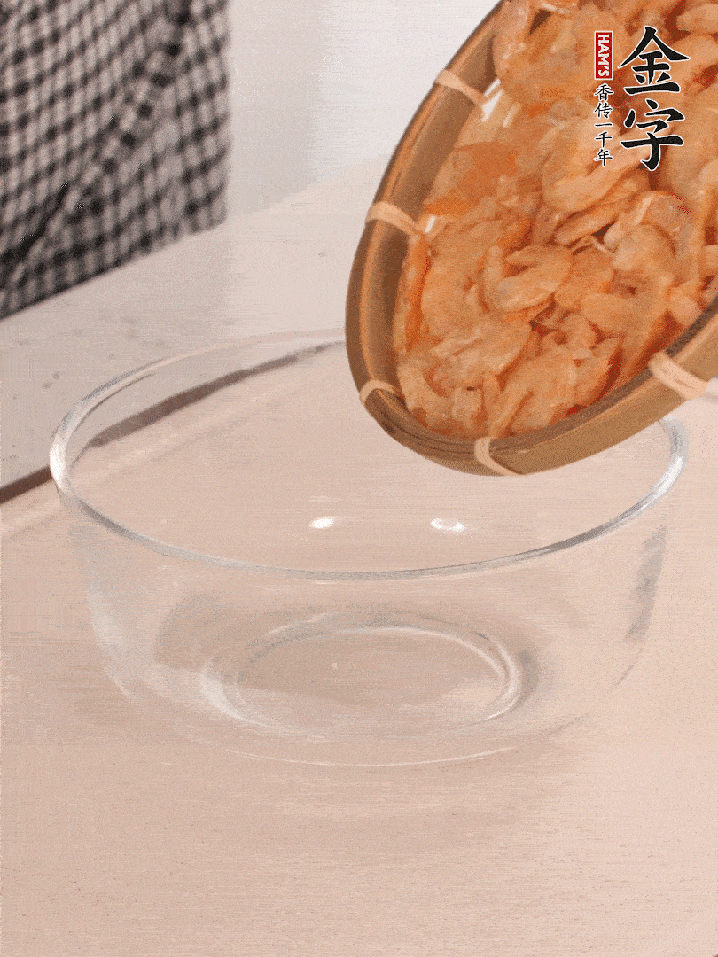 海米提前用溫水浸泡一會(huì)。