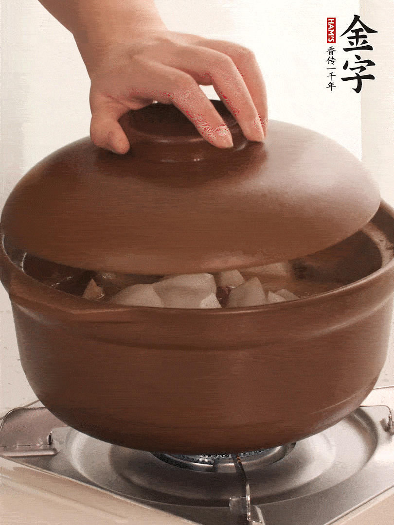 倒沒過食材的熱水，大火燒開。蓋上蓋子轉(zhuǎn)中小火，燉15-20分鐘。等蘿卜煮到喜歡的軟爛度就可以關(guān)火。