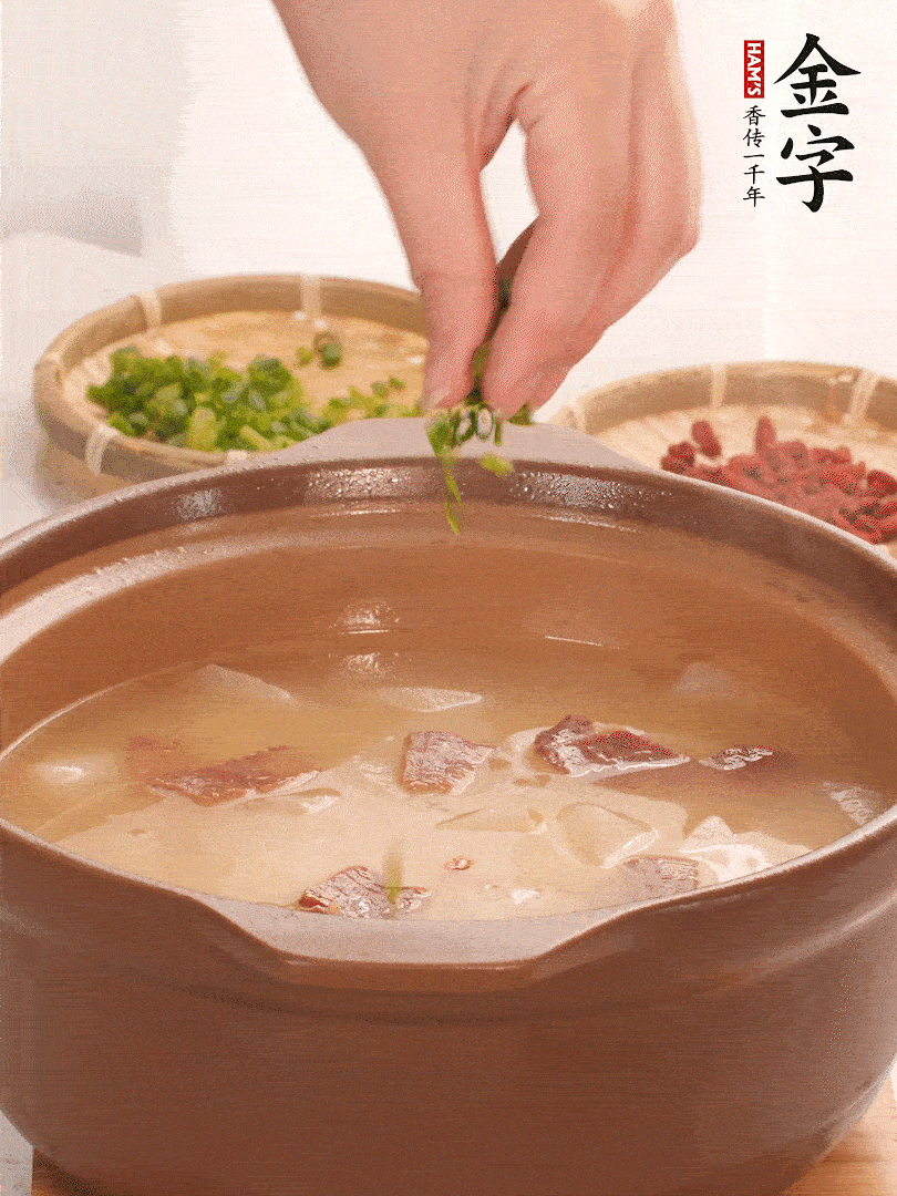 最后點(diǎn)綴點(diǎn)小蔥花、枸杞，增色提味。