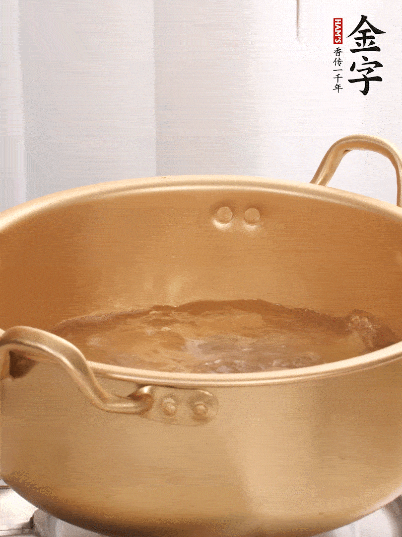 排骨加姜片、料酒，冷水下鍋焯水，撇去浮沫。