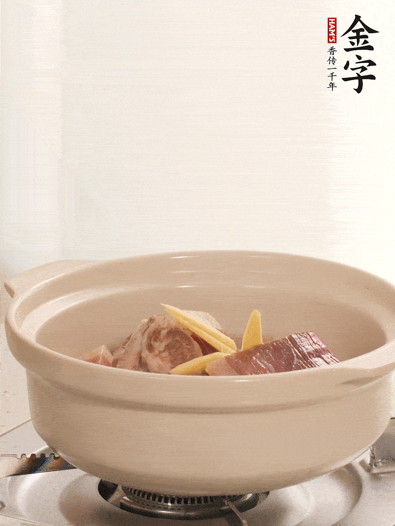 湯鍋放入排骨、火腿、姜，加適量水。煮開后轉(zhuǎn)小火燉40分鐘。