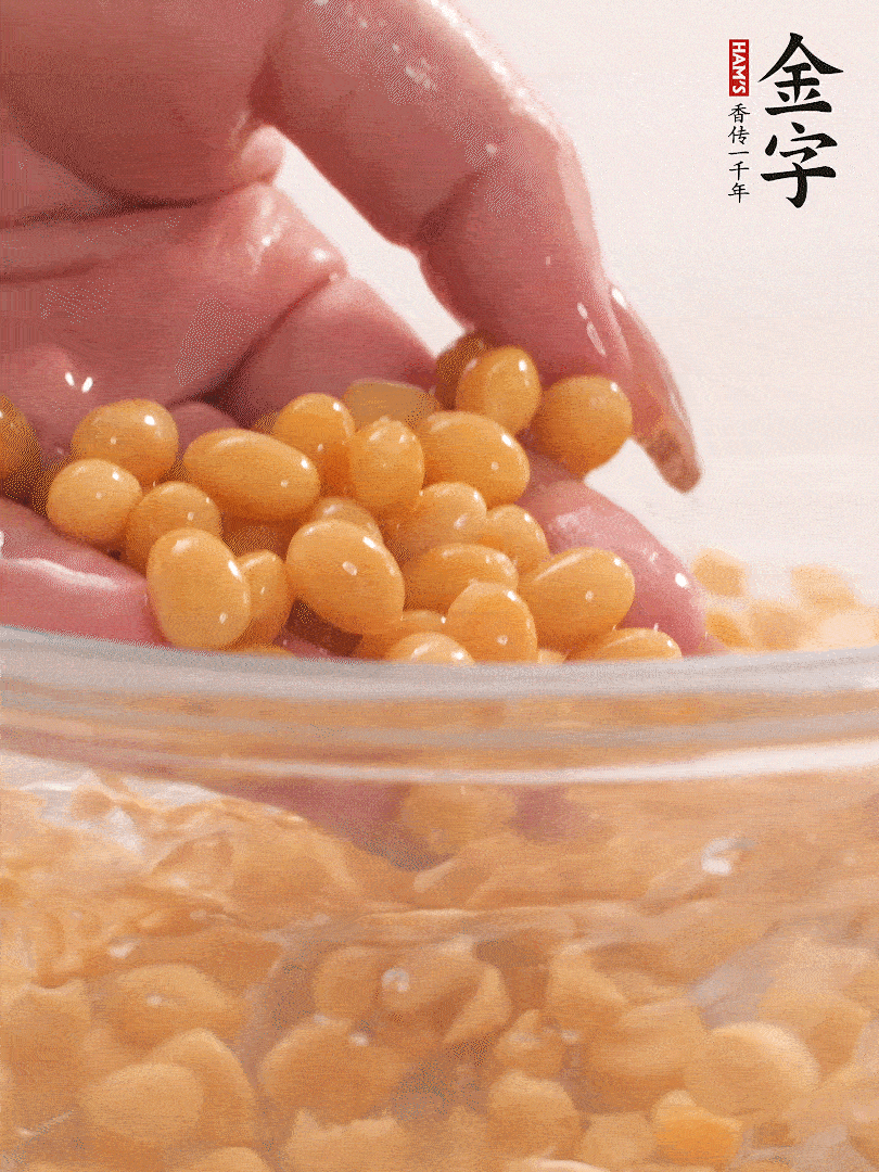 黃豆浸泡2小時，充分泡發(fā)，挑出干癟的不要。
