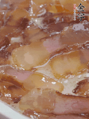 油5成熱，醬油肉煸香。