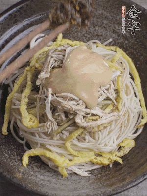 生抽1勺、醋1勺、芝麻醬1勺、金字火腿大師醬1勺。
