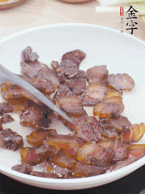 熱鍋少油，醬油肉煸出油脂，盛出。
