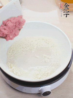 下火腿片、筍干均勻翻炒后，加2勺料酒、適量清水。