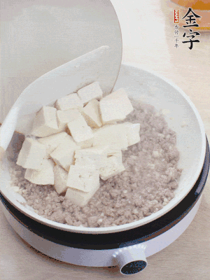 蓋蓋燉煮20分鐘后，加腐皮，撒一點(diǎn)枸杞。