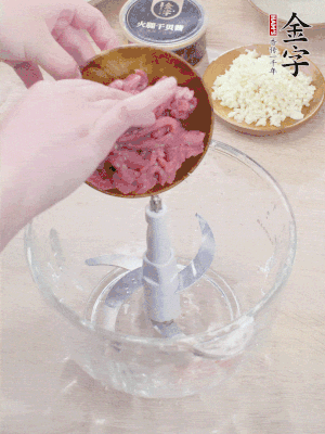 牛肉攪成牛肉泥。