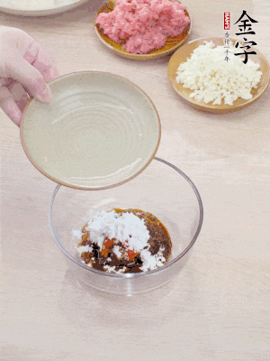 調(diào)料汁：金字火腿干貝醬2勺、剁椒1/2勺、生抽1/2勺、淀粉2勺、清水半碗。