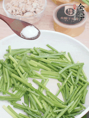 起鍋熱油，下韭菜苔炒至變色。加少許鹽。