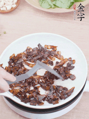 起鍋熱油，煸香醬油肉，撥拉到一邊。