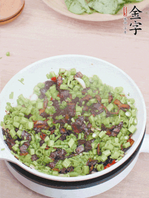 1勺生抽、1勺蠔油、1點(diǎn)點(diǎn)白糖調(diào)味。