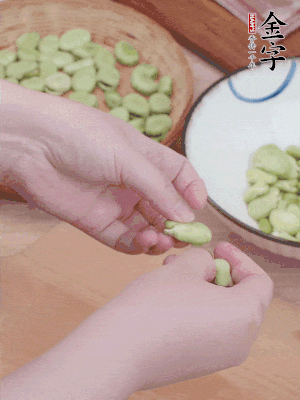 蠶豆剝殼，去掉豆衣，切碎。