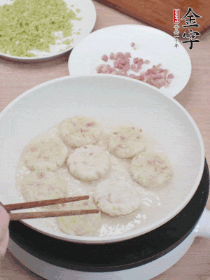鍋中涼油，慢煎至兩面有脆殼。（油可以多一點）