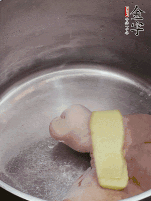 撈出洗凈后，加蔥姜、黃酒二遍焯水。