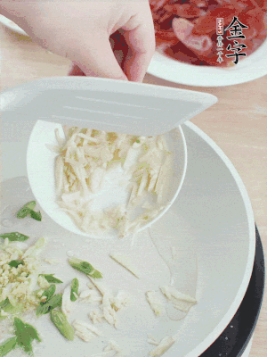 油4成熱，下蔥姜蒜、干辣椒、花椒煸出香味。