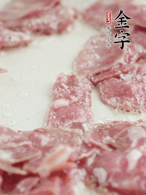 炒鍋熱油，下培根火腿煸炒。