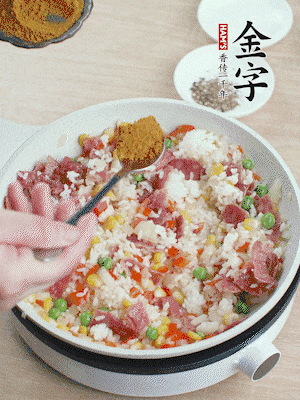 1勺咖喱粉、1/2勺鹽，少許黑胡椒碎炒均。