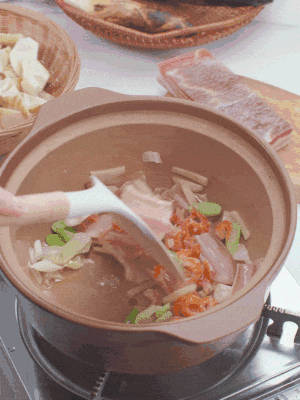砂鍋中倒入油，放入姜片、蔥段、咸肉、海米炒出香味。