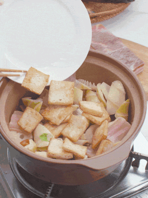 依次下春筍、豆腐，開水沒(méi)過(guò)食材。