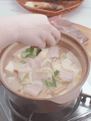 一小撮鹽、糖、雞精調(diào)味，最后撒點(diǎn)蒜葉點(diǎn)綴。