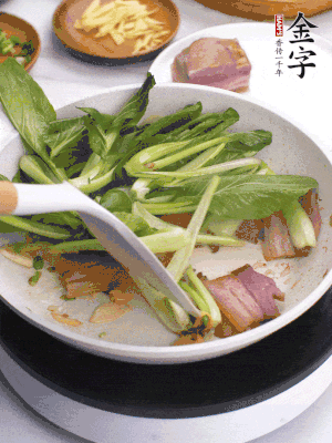 下小青菜翻炒，菜梆子變軟時(shí)，撒一點(diǎn)鹽、雞精調(diào)味。