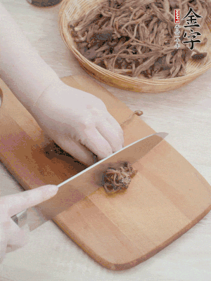 干茶樹菇浸泡過夜，去老根焯水，擠干水份。