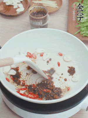熱鍋涼油，姜蒜、辣椒、金字火腿xo醬炒香。