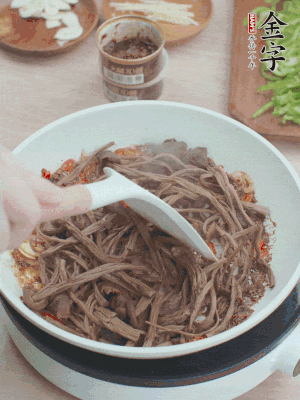 下茶樹菇煸炒4分鐘。