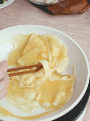 油6成熱時，下雞蛋液，邊緣凝固時翻拌成塊狀。