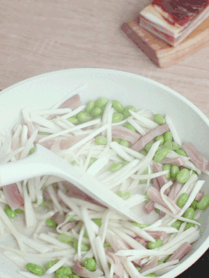 下茭白絲、青豆翻炒。