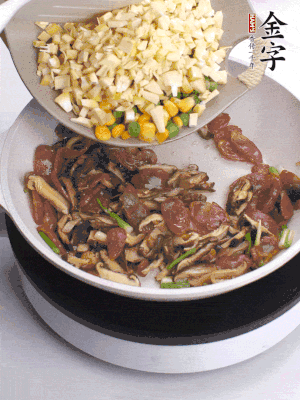 鍋里熱油，爆香蔥白，下香腸片炒至微微出油，加時(shí)蔬粒、香菇粒、春筍粒翻炒均勻。