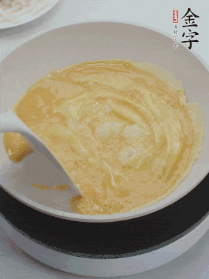 2個雞蛋炒散。