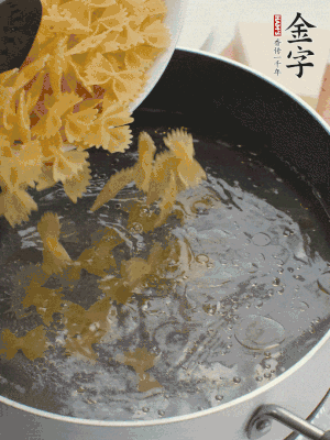蝴蝶面加橄欖油煮熟；豌豆焯水30秒。