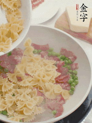 1小勺鹽調(diào)味，混合一起燉煮一下。