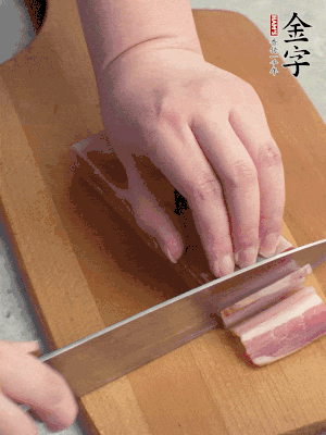 百合切去頭尾，分開(kāi)洗凈;咸肉切薄片。