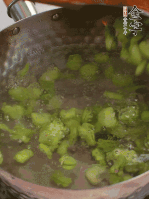 鍋中水沸，放一撮鹽，下蠶豆豆瓣焯3分鐘，下百合，3秒撈出，一起撈出瀝水。