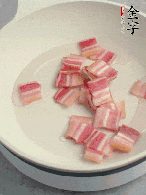 鍋中少許油，金字淡咸肉煸香。