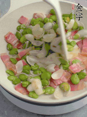 放蠶豆豆瓣、百合炒勻。